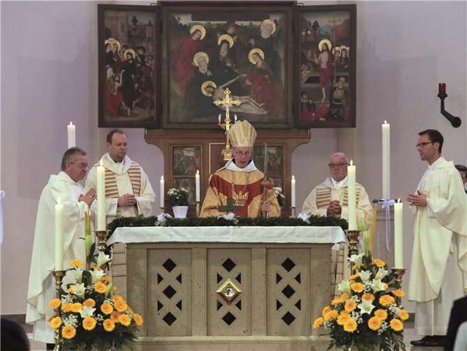 Abt em. Benedikt Müntnich(Mitte) war der Hauptzelebrant des Festes in der St.-Cyriakus-Kirche .