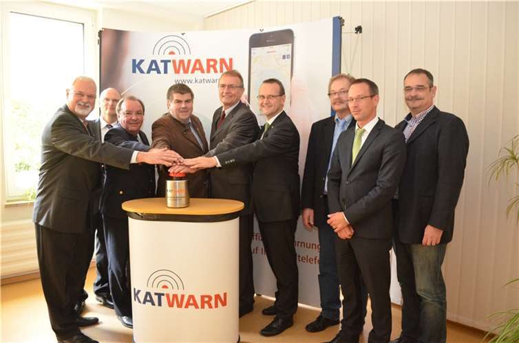 Abteilungsdirektor Markus Fehr (Provinzial), Werner Böcking, KFI Landkreis Neuwied, Rolf Löhmar, Vizepräsident der IHK Koblenz, Arno Vetter, Geschäftsführer CombiRisk, Landrat Rainer Kaul, Landesdirektor Dr. Jürgen Fassbender (Provinzial), Abteilungsleiter Karlheinz Kleinmann (Abt. 3), Manuel Kalmes (Provinzial) und Volker Lemgen vom Brand- und Katastrophenschutz beim Startschuss des KATWARN-Systems. Foto: Kreisverwaltung