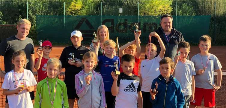 Abteilungsleiter Andy Schmitt (hinten links) mit den Vereinsmeistern Tobias Rausch (vorne 2. v. rechts), Bernd Rausch (hinten rechts), Michelle Berger (hinten Mitte), Luca Santopaolo (Mitte). Foto: privat