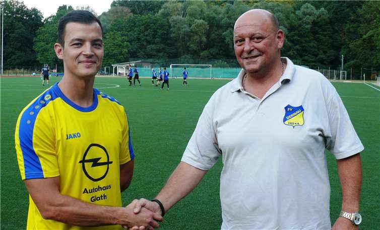 Ivan Bossauer trägt nun das Trikot der Blau-Gelben Abteilungsleiter Christian Müller begrüßt Ivan Bossauer. Privat