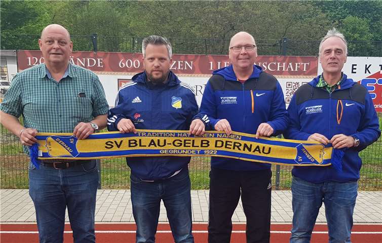 Abteilungsleiter Christian Müller (links) und Geschäftsführer Peter Schäfer (rechts) nach der Vertragsverlängerung mit Uwe Deckenbrock (2. von rechts) und Maurice Marquet (2. von links). Privat