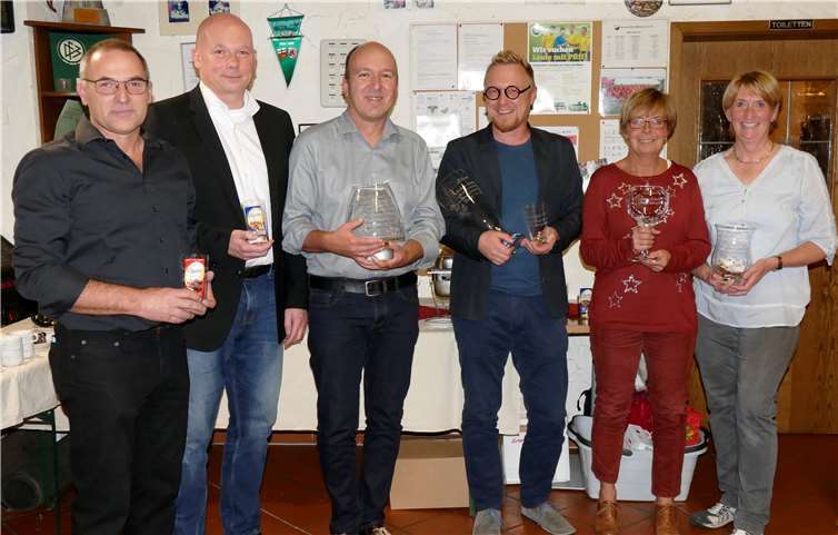 Abteilungsleiter Frank Schneider mit einigen Endspielteilnehmern: (von links nach rechts) Frank Schneider, Michael Schmitt, Udo Becker, Daniel Stein, Karin Schreiber, Anita Schneider.