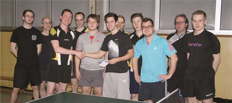 Abteilungsleiter Jörg Röder und Rheinlandmeister Yannick Schneider sowie die Trainingsteilnehmer vom VfL Oberbieber.privat