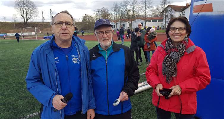 Abteilungsleiter Kurt Schüller (l.) konnte sich auch in diesem Jahrauf ein engagiertes Helferteam des SV Urmitz verlassen,die für einen reibungslosen Ablauf des Volkslaufes sorgten.