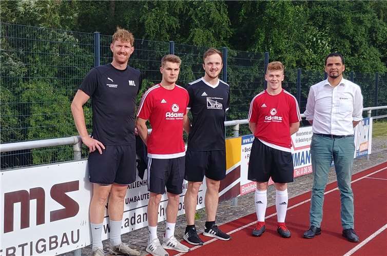 Abteilungsleiter Max Loth, Pascal Schmidgen, Nicholas Becker, Nils Groß und Trainer Raduan Fatine. Foto: privat