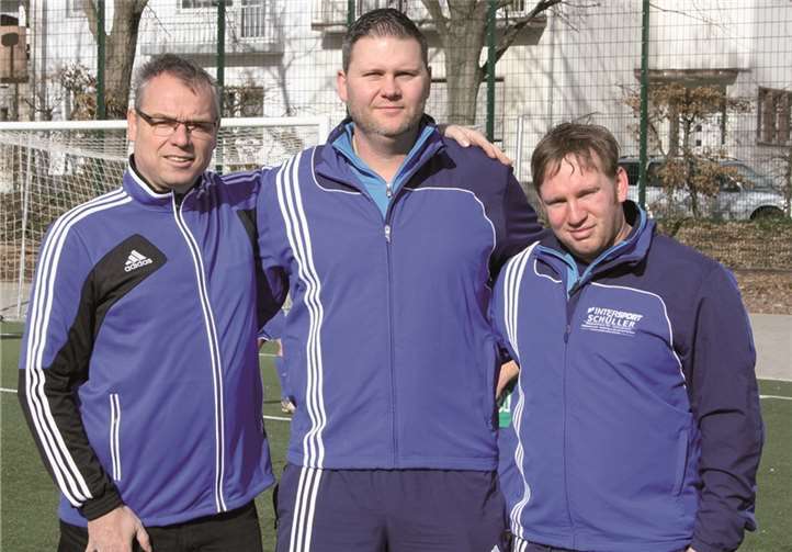 Mirco Walser verlängert Abteilungsleiter Reiner Ehlen, Trainer Mirco Walser und Co-Trainer Olivier Treder (v.l.n.r.) blicken zuversichtlich auf dem Kampf um den Klassenerhalt.Privat