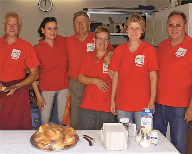Abteilungsleiter Rudi Reisdörfer (rechts) konnte sich wieder auf ein bewährtes Helferteam verlassen. GH