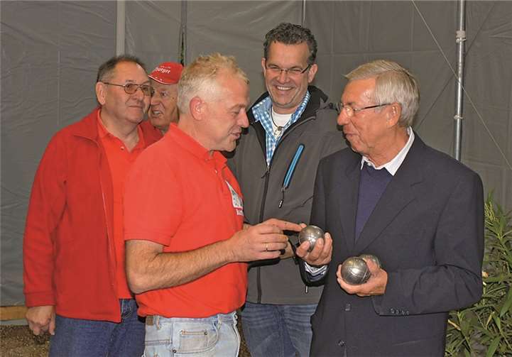 Abteilungsleiter Rudi Reisdörfer und Karl-Heinz Müller überredeten Alois Weller zu einem Spiel auf der neuen Boule-Anlage.
