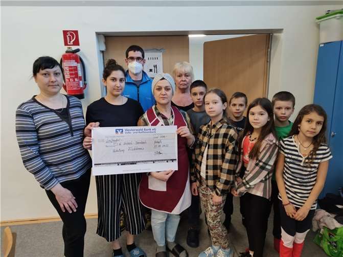 Abteilungsleiter Sebastian Oettgen bei der Übergabe des symbolischen Spendenschecks. Foto: privat