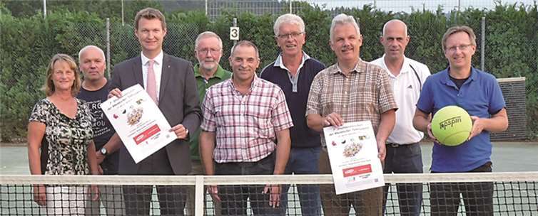 Abteilungsleiter Tennis Frank Schneider in der Mitte und Jugendwartin Ulla Kreutz links außen. privat