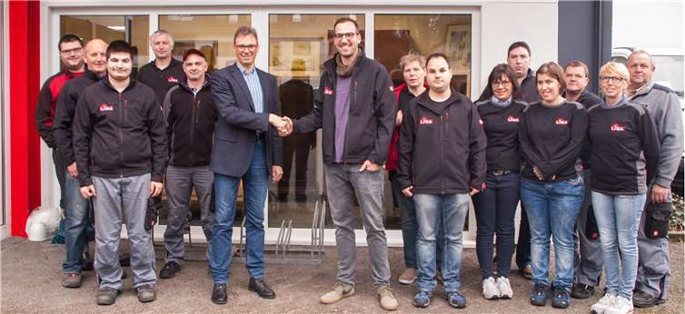 Abteilungsleiter Thomas Hoffmann (vorne l.) und das Team von LISA begrüßen den neuen Leiter des Sozialkaufhauses, Martin Conrad (vorne r.).  Caritas Werkstätten, Sinzig