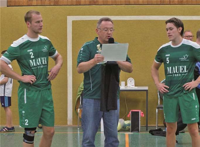 Abteilungsleiter Thomas Schloßbauer überreicht die Auszeichnungen. privat