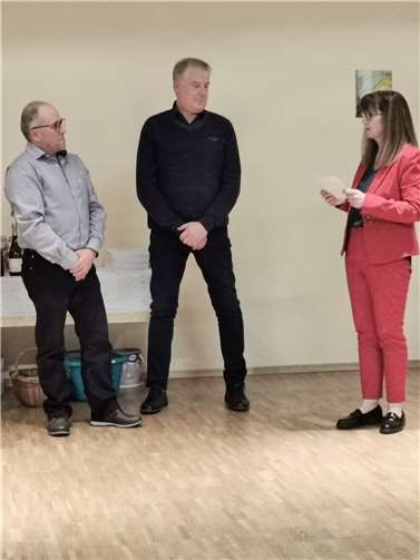 Abteilungsleiter Uwe Büchel und Geschäftsführer Rolf Schmitt wurden mit der silbernen und goldenen Ehrennadel des Handballverbands Rheinland ausgezeichnet. Foto: privat