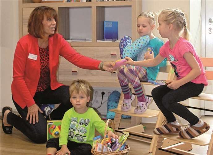 Abteilungsleiterin Gaby Welter freut sich mit einigen kleinen Patientinnen und Patienten über die neuen Spielsachen aus einer früheren Verkaufsaktion der Heimbach-Weiserinnen.privat