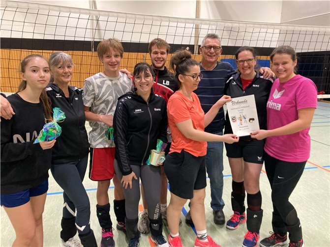 Abteilungsleiterin Sabrina Küpper (re.) überreicht die Siegerurkunde an die erfolgreichen „Marzipanhappen“, v.li. Fiona Xhuti, Dagmar „Daggi“ Schneider, Leon Kollmann, Iliana Kubusch, Luca Batzella, Milena Xhuti, Michael Schneider und Nicole Weinberg. Quelle: SV Rheinbreitbach