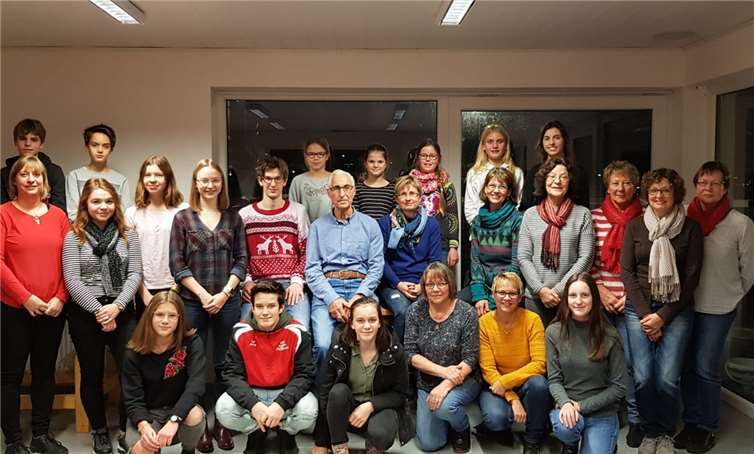 Abteilungsleiterin Trudi Kiefer (rechts) und Übungsleiterin Barbara Klöckner-Briesch (links) überreichten die zahlreichen Sportabzeichen.privat