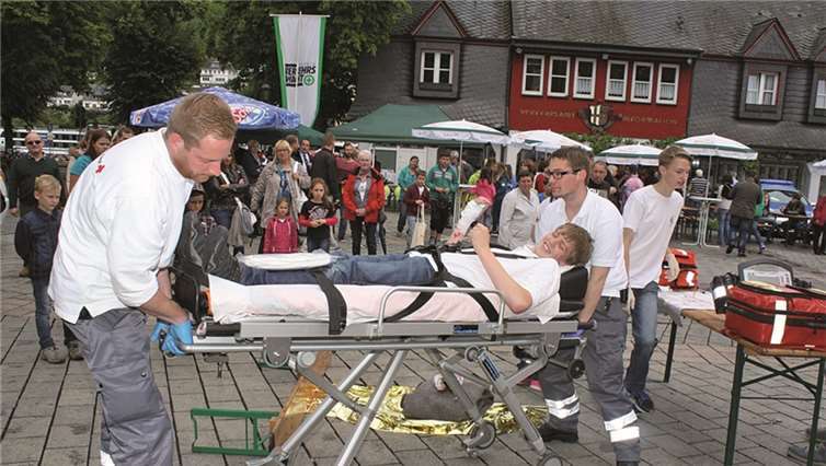 Abtransport eines Unfallopfers. Die Sanitäter vom DRK zeigen, wie es richtig gemacht wird.