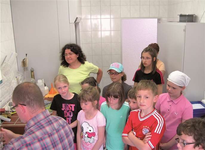 Abwassermeister Arnd Millard erläutert den Kindern die Laborarbeiten.