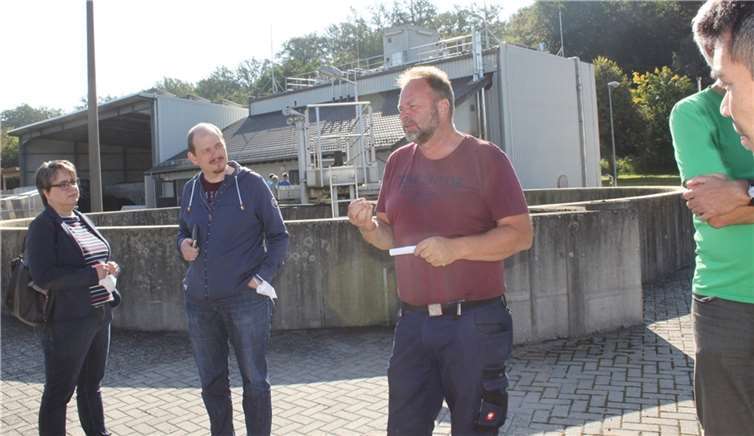 Abwassermeister Bernd Schenkelberg (Mitte) erklärt der Besuchergruppe die Funktion des Blockheizkraftwerks im Hintergrund. Foto: privat