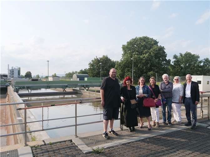 Abwassermeister Ulrich Marquart führte Mitglieder der Freie Wähler-Stadtratsfraktion und weitere Interessenten über das Klärwerksgelände. Foto: Freie Wähler-Stadtratsfraktion/Reinhard Kallenbach