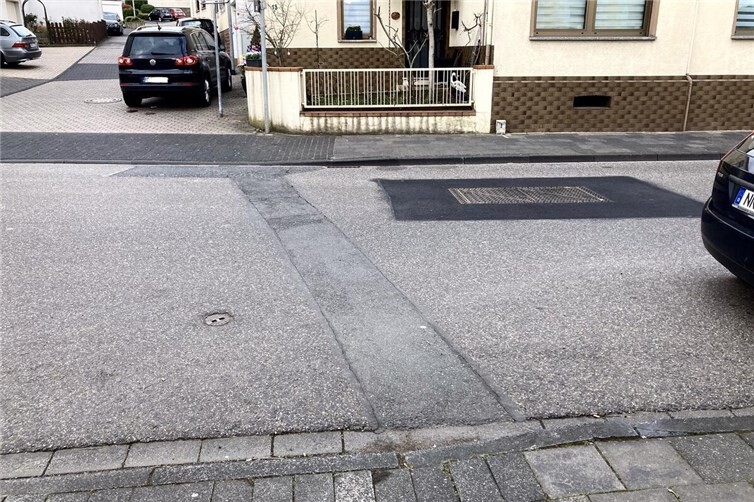 Abwasserschacht, Kabelschacht und abgesackter Graben