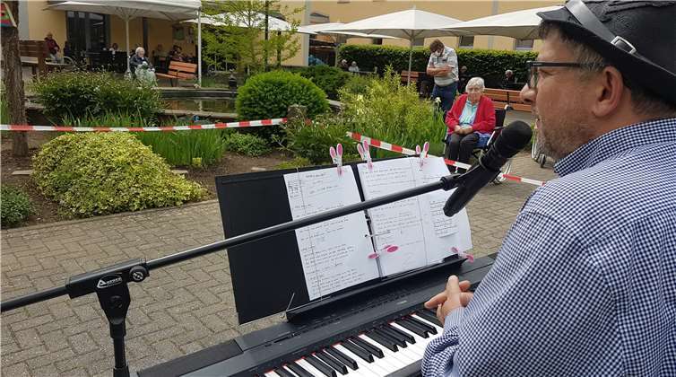 Abwechslung mit Schlagern vor Türen und Fenstern gab es im Innenhof des AWO Seniorenzentrums Laubach in Koblenz.Foto: SWR4 / Andreas Krisam