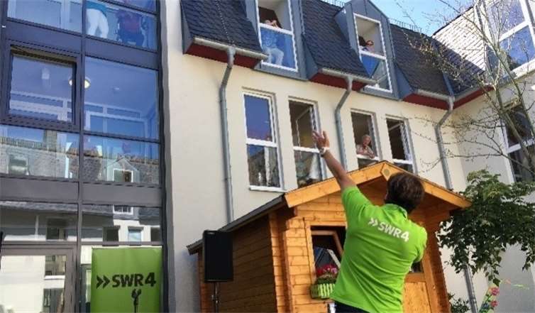 Abwechslung mit unterhaltsamen Schlagern vor Türen und Fenstern gab es für die Bewohner*innen und Mitarbeitenden des St. Stephanus Seniorenzentrums in Polch …