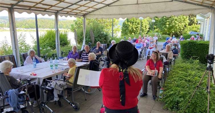 Abwechslung mit unterhaltsamen Schlagern vor Türen und Fenstern gab es im Hof des Marienhaus Seniorenzentrums St. Josef in Bad Breisig. Fotos: SWR / Thorsten Christes