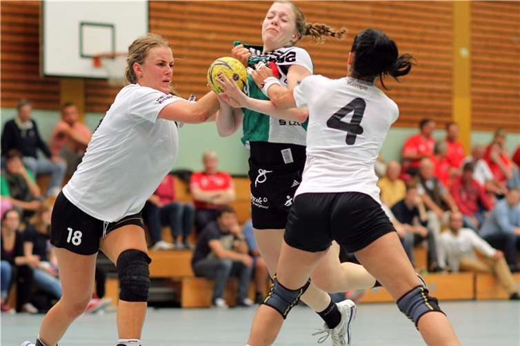 Abwehrarbeit: Hier packen Matilda Atanasoska (rechts) und Lotte Prak beherzt zu. Fotos: René Weiss