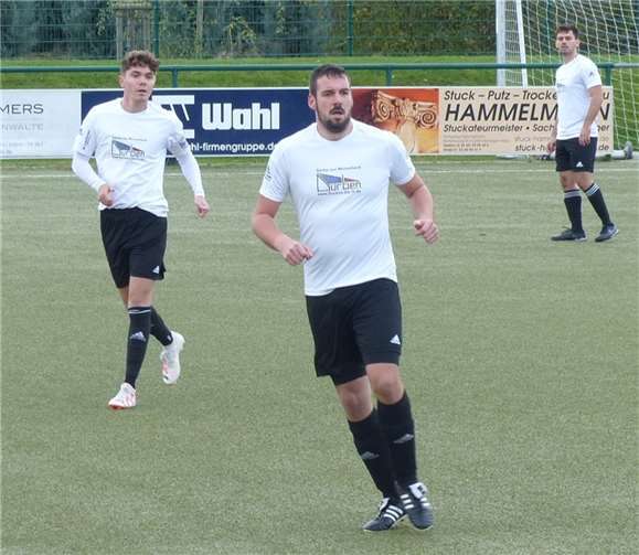 Abwehrchef Nico Degen (Mitte) mit Johnny Mosen (l.) sowie Niklas Volk (r.). Foto: privat