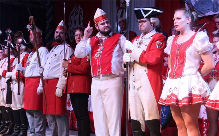 Die Narrenschar folgte der Prinzengarde bis nach Mallorca Abzählen bei den Stadtsoldaten bis es hieß: „Keener mie da!“
