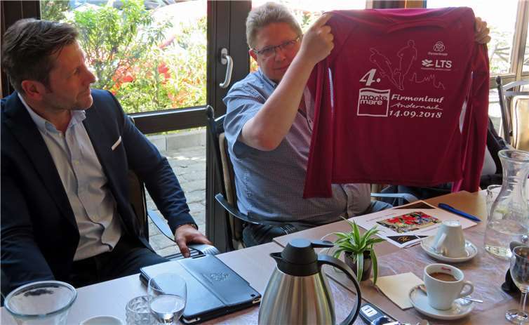 Achim Bersch (DJK) präsentiert das offizielle Firmenlauf-Sweatshirt. Links im Bild: Patrick Doll (monte mare). Fotos: MKA