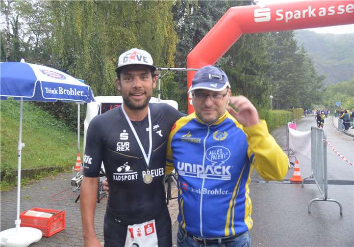 Achim Braun (r.) vom veranstaltenden TriTeam Sinzig gratulierte dem Sieger David Breuer.