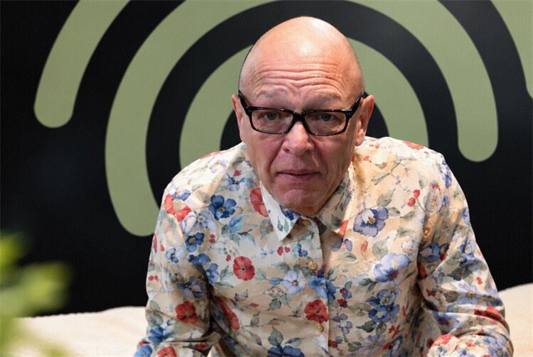 Achim Conrad spielt sowohl Mutter als auch Sohn.