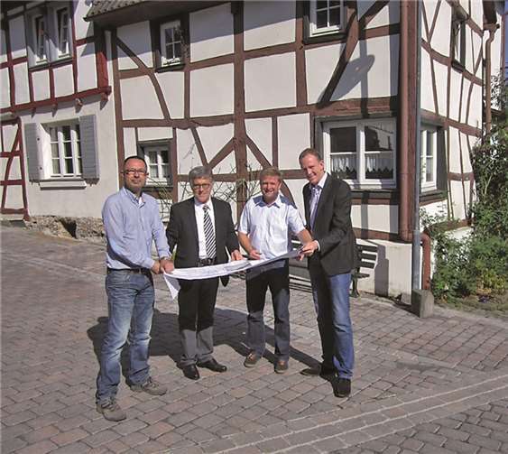Achim Funk, Wolfgang Kroeger, Norbert Stockhausen und Michael Kappl (v.l.) stellen zufrieden fest, dass sich das neue Betonsteinpflaster optisch sehr gut in den historischen Löhndorfer Ortsbereich einfügt.Stadt Sinzig