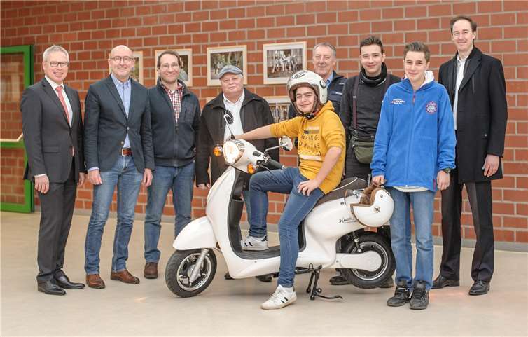 Achim Gemein, Gerd Jung, Berthold Schmickler, Steffen Hudasch, Harald Fölsch und Dominik Neswadba freuen sich mit den Schülern Tommy Zimmermann, Julian Breuer und Christian Fehr.Foto: Ingo Görres