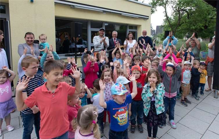 Achim Gemein, Mitglied der Jugendstiftung der KSK AW, musizierte beim Kinder-Mitmach-Konzert im Kiga in Lantershofen gemeinsam mit Ingo Gemein und Christina Noack-Dziuk vom Kinder- und Jugendbüro Grafschaft sowie Jürgen Schwarzmann vom probüro für Jugendarbeit in Altenahr und den zahlreichen Kindergartenkindern.KSK