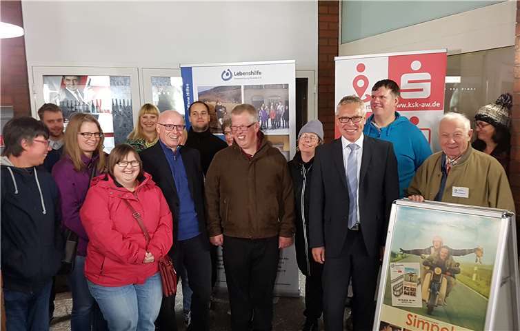 Achim Gemein, Vorstandsmitglied der Kreissparkasse Ahrweiler und Ulrich van Bebber, Vorstandsvorsitzender der Lebenshilfe Kreisvereinigung Ahrweiler e.V. bei der Spendenübergabe in mitten von strahlenden Kinobesuchern.Privat