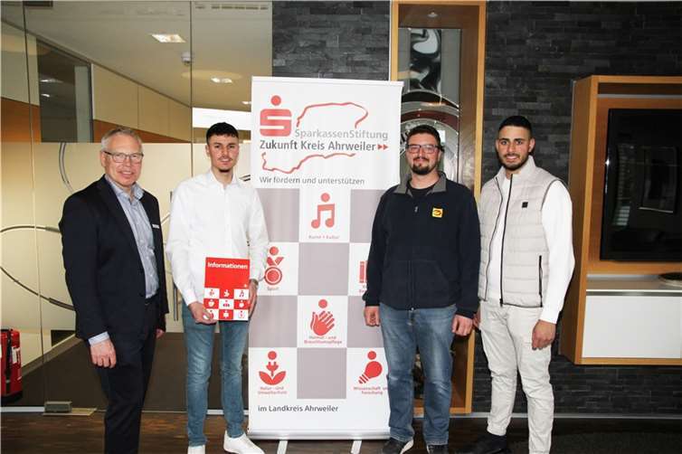 Achim Gemein (l.), Vorstand der SparkassenStiftung „Zukunft Kreis Ahrweiler“, und Christian Müller (2. v. r.), Obermeister der Elektroinnung, freuten sich über die gute Prüfung von Moustafa Hindeyah (2. v. l.).  Foto: Marco Seydel – Kreissparkasse Ahrweiler