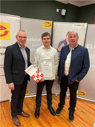 Achim Gemein (l.), Vorstand der SparkassenStiftung „Zukunft Kreis Ahrweiler“, und Wolfgang Dresen (r.), Lehrlingswart der Elektroinnung, freuten sich über die gute Prüfung von Jan Pleuger (m.)  Foto: Marco Seydel – Kreissparkasse Ahrweiler