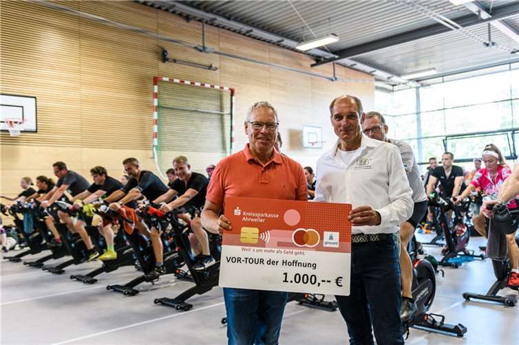 Achim Gemein (l.) übergab im Rahmen des Cycling-Events die Spende an Josef Nelles (r.).  Foto: Hans Zimmer