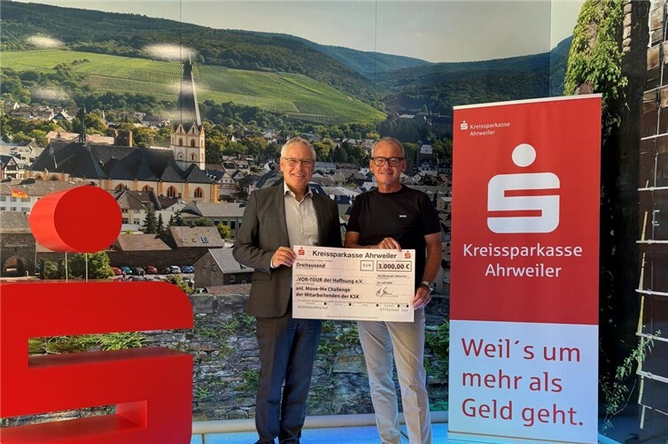 Achim Gemein (l.) übergibt den symbolischen Spendencheck an Marc Linden (r.). 