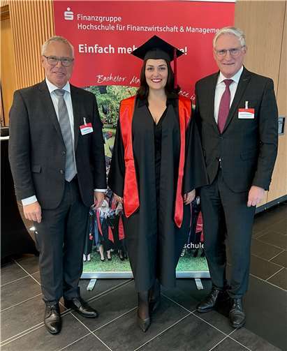 Achim Gemein (l.) und Dieter Zimmermann (r.) gratulierten Melisa Uslu zum erfolgreich abgeschlossenen Studium. Foto: Kreissparkasse Ahrweiler – Marco Seydel