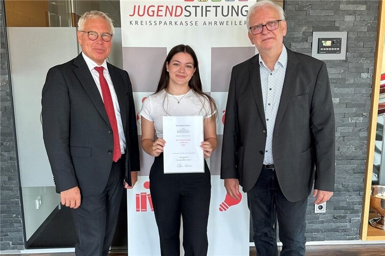 Achim Gemein (l.) und Dr. Klaus Müller, Schulleiter der BBS Bad Neuenahr-Ahrweiler, (r.), gratulierten Ann-Kathrin Bauer. 