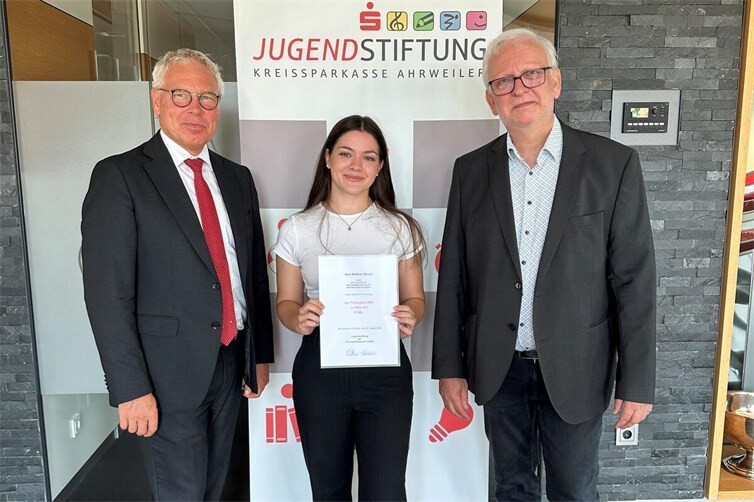 Achim Gemein (l.) und Dr. Klaus Müller, Schulleiter der BBS Bad Neuenahr-Ahrweiler, (r.), gratulierten Ann-Kathrin Bauer.