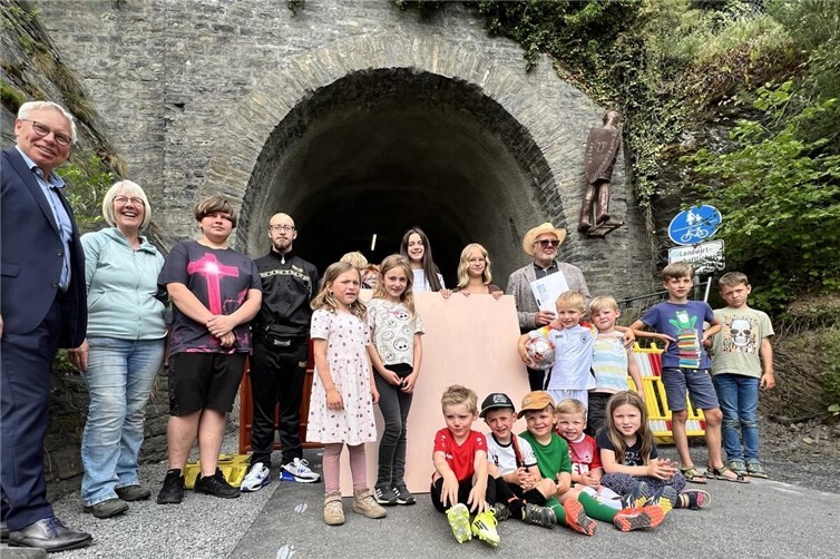 Achim Gemein und Anneliese Baltes freuen sich mit dem begleitenden Künstler Wolfgang Kutzner über das Engagement der Kinder und Jugendlichen