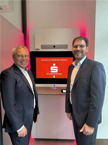 Achim Gemein und Christian Frings freuen sich über die Eröffnung der Geschäftsstelle in Altenahr.  Foto: Marco Seydel / Kreissparkasse Ahrweiler