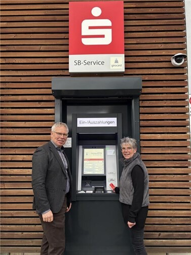 Achim Gemein und Liane Skruth freuen sich über die Wiederinbetriebnahme des Geldautomaten. Foto: Kreissparkasse Ahrweiler