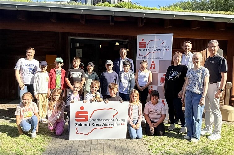 Achim Gemein und Sven Schmitz, Stiftung Zukunft Kreis Ahrweiler, beim Besuch einer Schulklasse in der Umweltlernschule Niederzissen