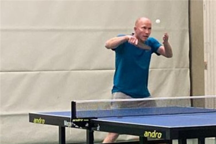 Achim Glaser beim Aufschlag